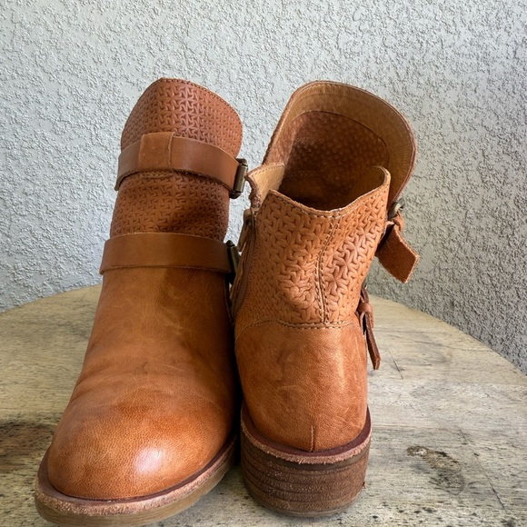Sofft Baywood Brown Textured Ankle Booties - Picture 4 of 7